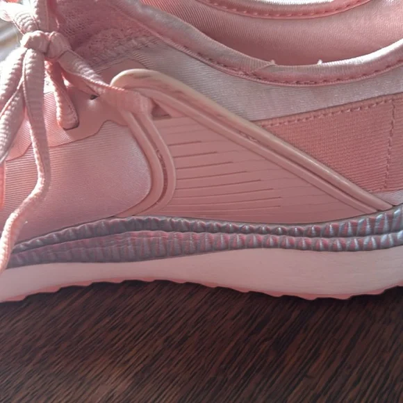 PUMA shoes. Size women 11 - Picture 4 of 6